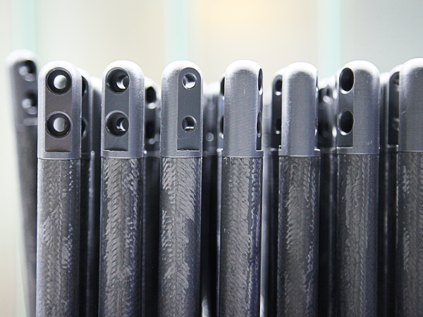 Bis ins Detail einzigartig: Ausbildung bei CG TEC Detailaufnahme Carbonstäbe mit Halterung