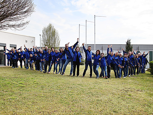 Das Team der CG TEC vor Firmengebäude in Spalt